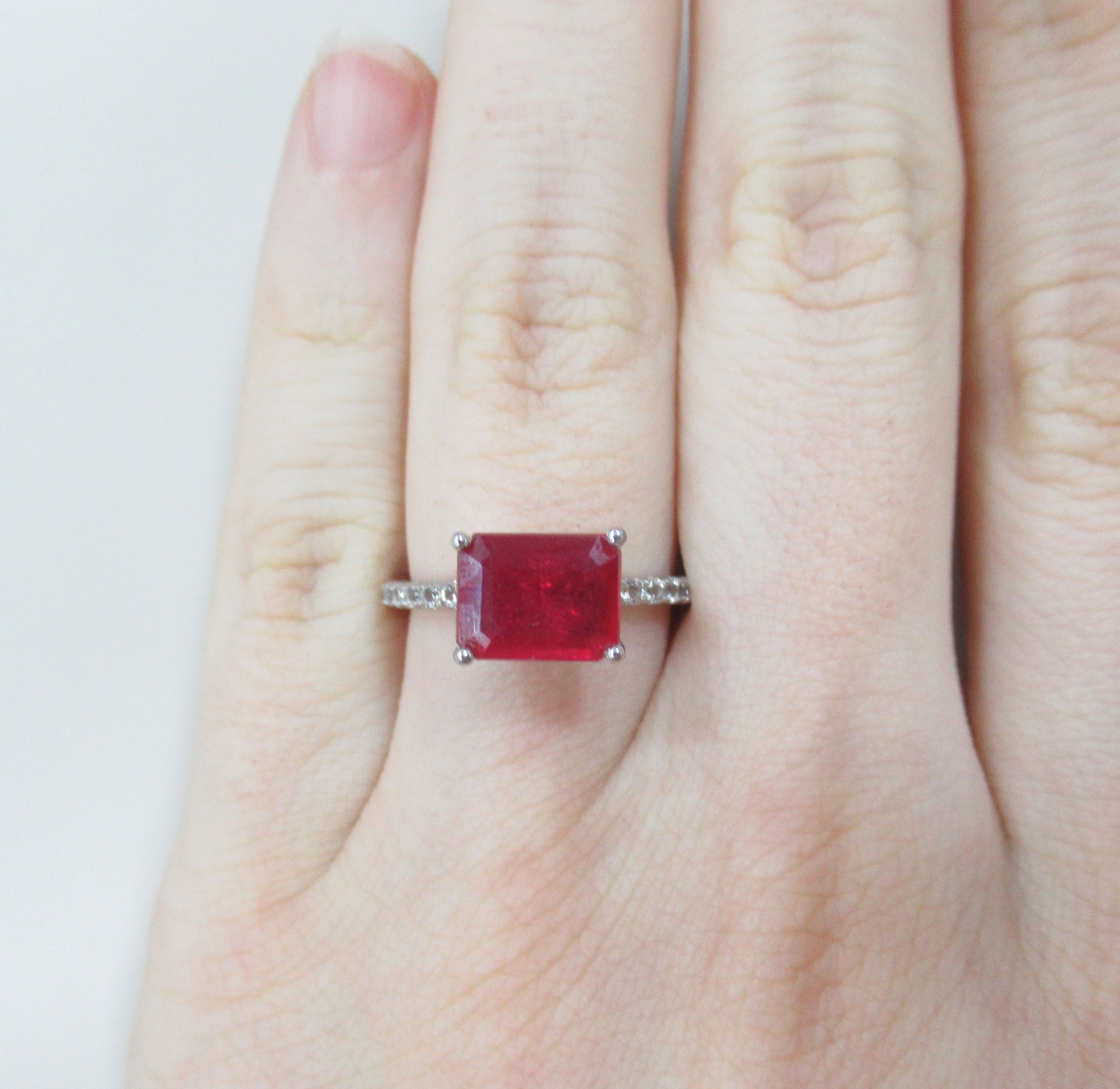 Серебряное кольцо с рубином